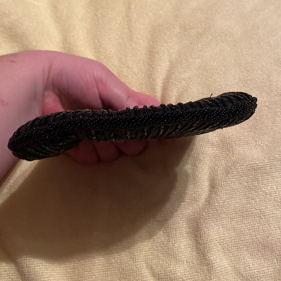 Shell Shaped Beaded Clutch - Picture 5 of 9